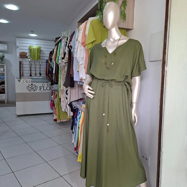 Vestido verde com botões e cintura marcada no interior da loja Morena Flor